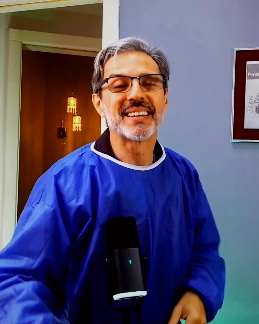 Dr. Douglas Lima sorrindo no consultório